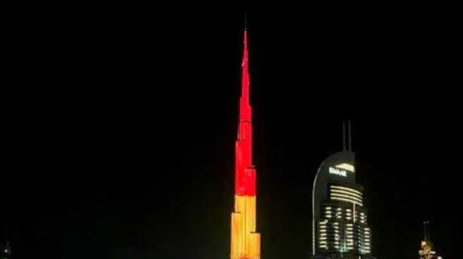 Una bandera de España ilumina el Burj Khalifa por el 12 de octubre