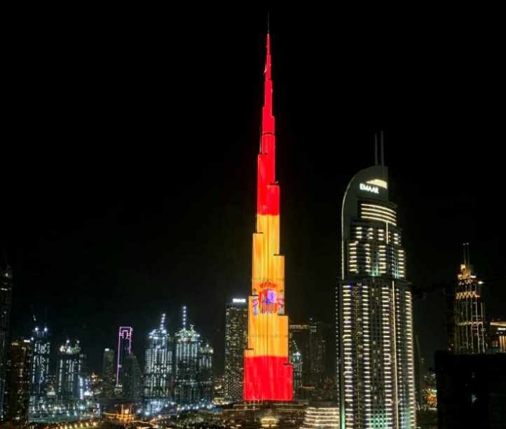 Una bandera de España ilumina el Burj Khalifa por el 12 de octubre