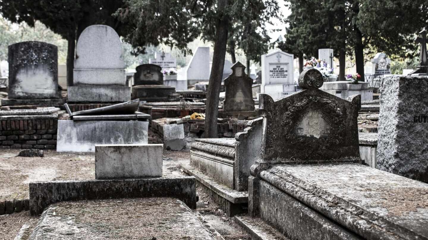 Una tumba entreabierta en el Cementerio Civil de la Almudena