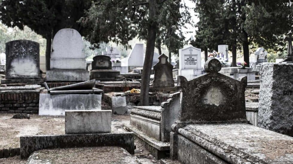 Una tumba entreabierta en el Cementerio Civil de la Almudena
