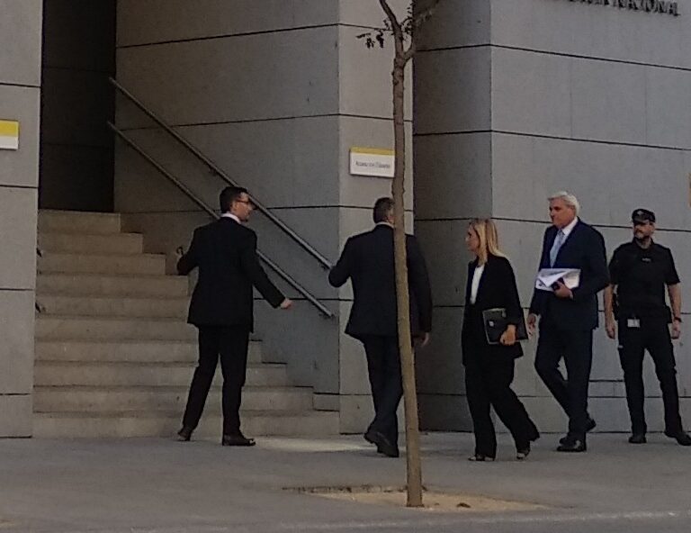 El juez interrumpe la declaración de Cifuentes porque se escuchaba íntegramente en la Sala de Prensa