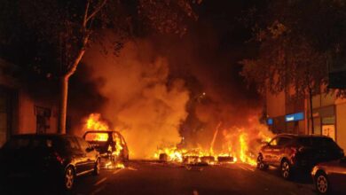 Quema de coches en las calles de Barcelona: los radicales agravan el caos