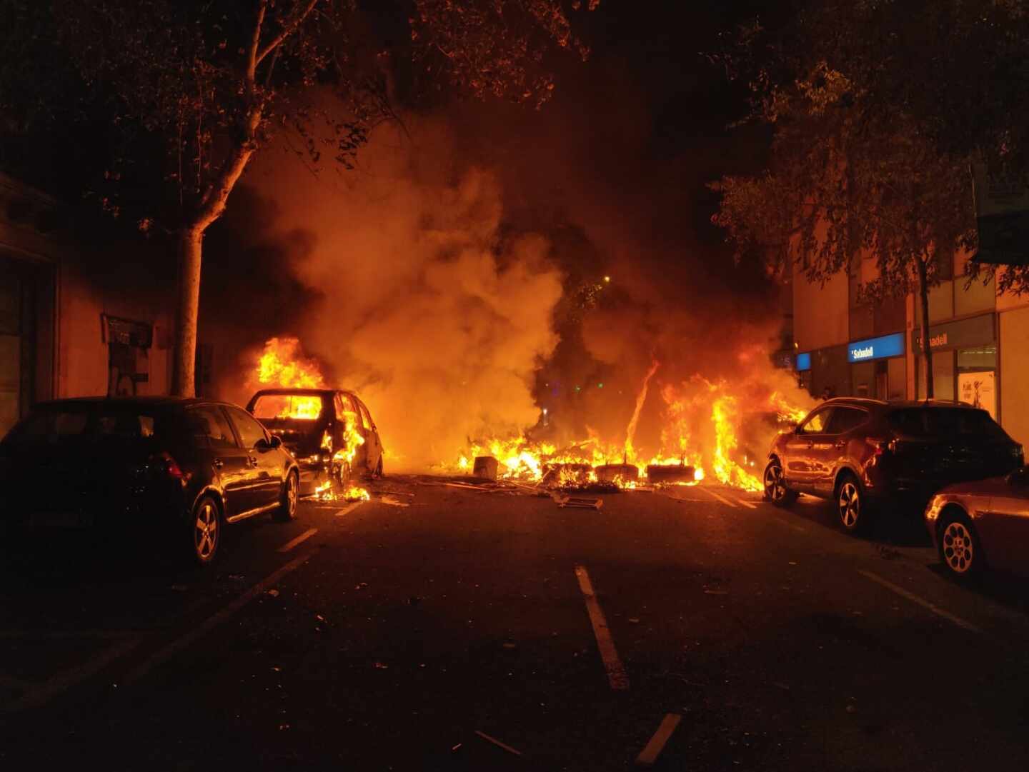 Quema de coches en las calles de Barcelona: los radicales agravan el caos