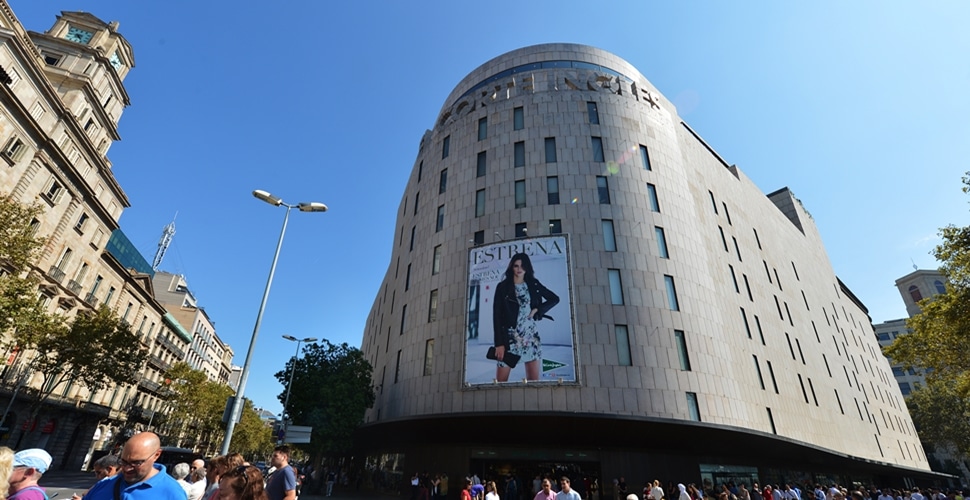 Fachada del establecimiento que El Corte Inglés tiene en la barcelonesa Plaza de Cataluña.