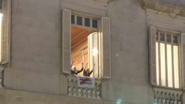 ERC reta a la JEC y despliega una pancarta a favor de los presos del 'procés' en Barcelona