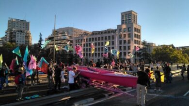 Activistas ecologistas bloquean el tráfico en Nuevos Ministerios de Madrid por "la emergencia climática"