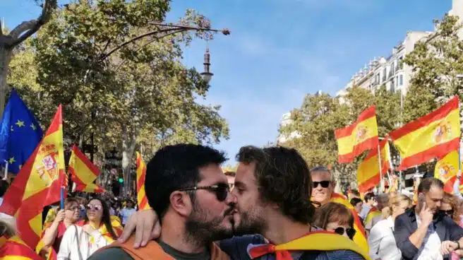 El beso viral de la manifestación constitucionalista de Barcelona