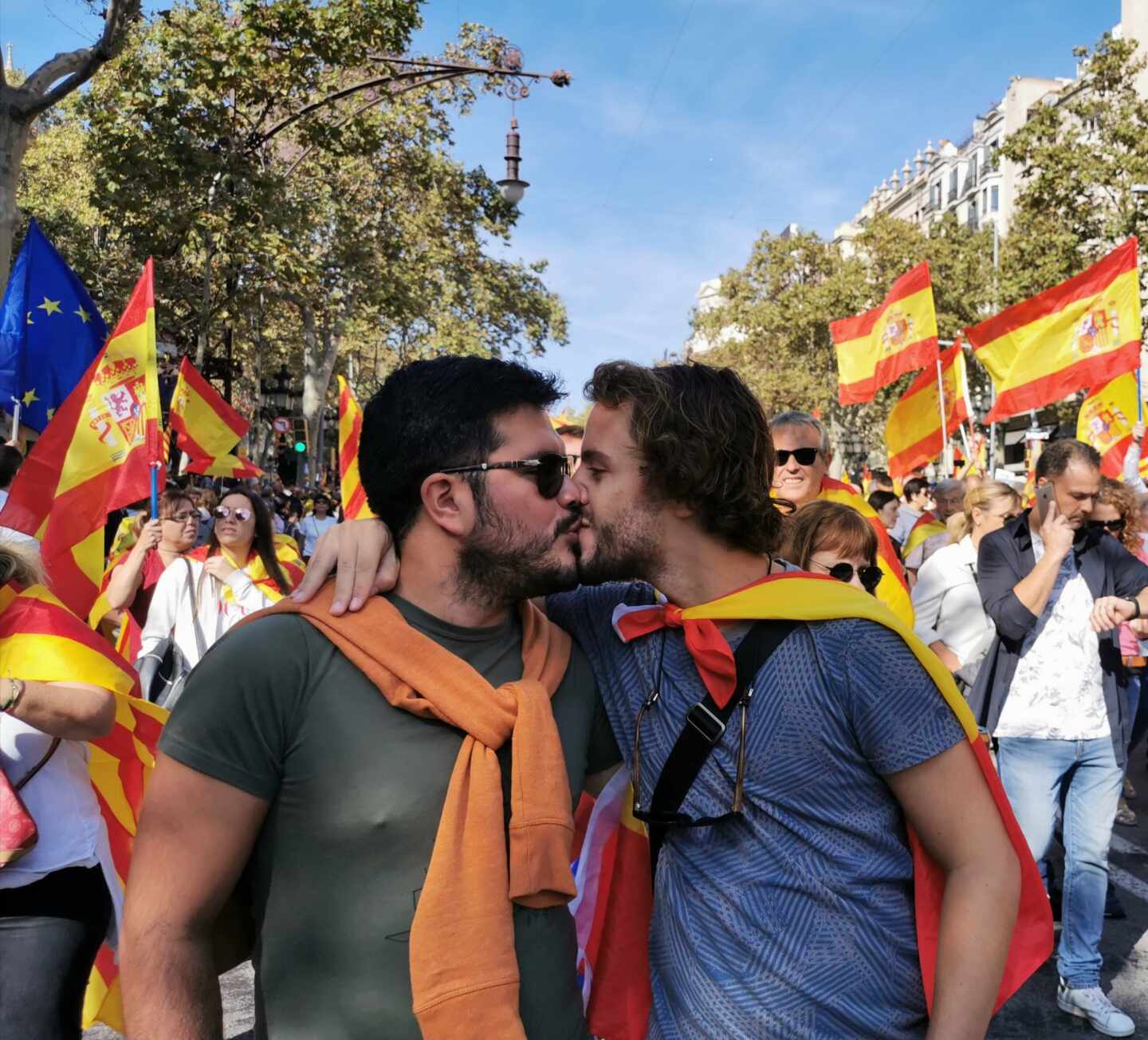 El beso viral de la manifestación constitucionalista de Barcelona