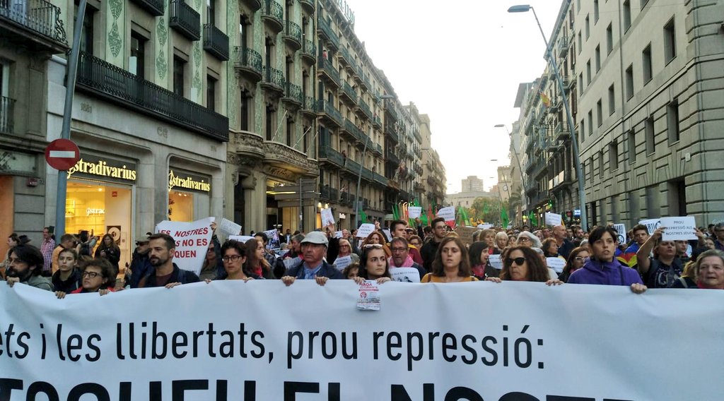 Colectivos soberanistas se manifiestan en Barcelona contra la "represión a los jóvenes"