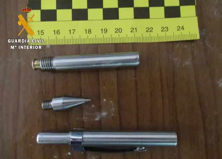 Un bolígrafo-pistola, el arma incautada por la Guardia Civil en Granada