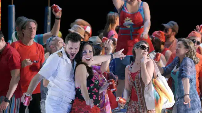 Fiesta de la espuma en el Teatro Real con ‘L'elisir d'amore’