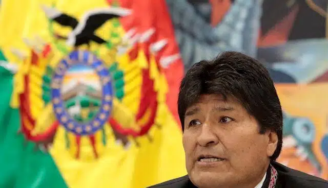 Evo Morales se atribuye la victoria en Bolivia pero el opositor Mesa se niega a reconocerlo