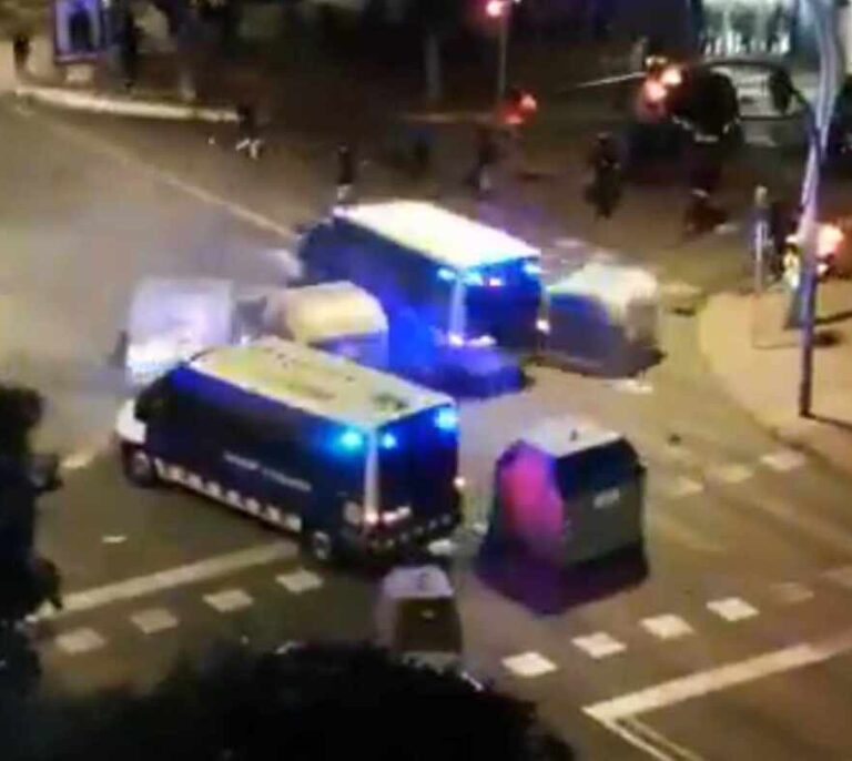 Una furgoneta de los Mossos atropella a dos manifestantes en Tarragona