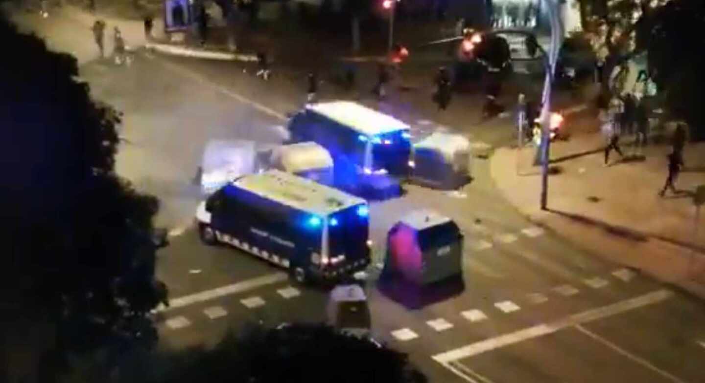 Una furgoneta de los Mossos atropella a dos manifestantes en Tarragona