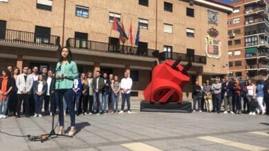 Colocan un enchufe gigante en Móstoles para denunciar el nepotismo de su alcaldesa