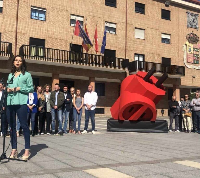 Colocan un enchufe gigante en Móstoles para denunciar el nepotismo de su alcaldesa