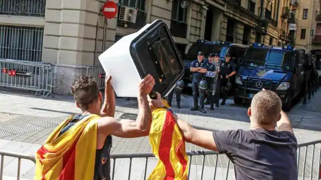 Insultados, hostigados y mal pagados: el sentir de los policías nacionales en Cataluña