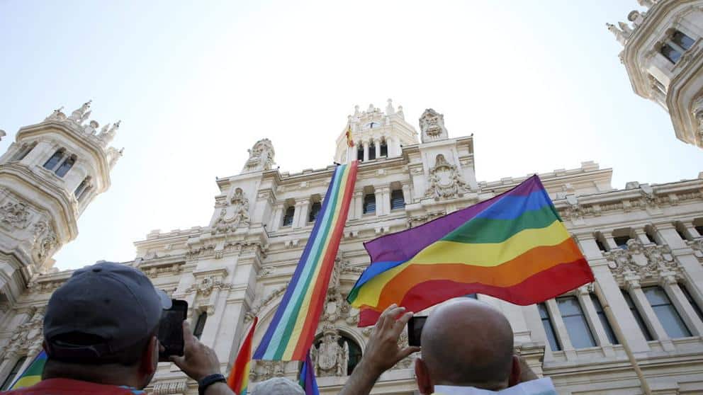Vox quiere prohibir las banderas del arcoíris en los edificios municipales de Madrid