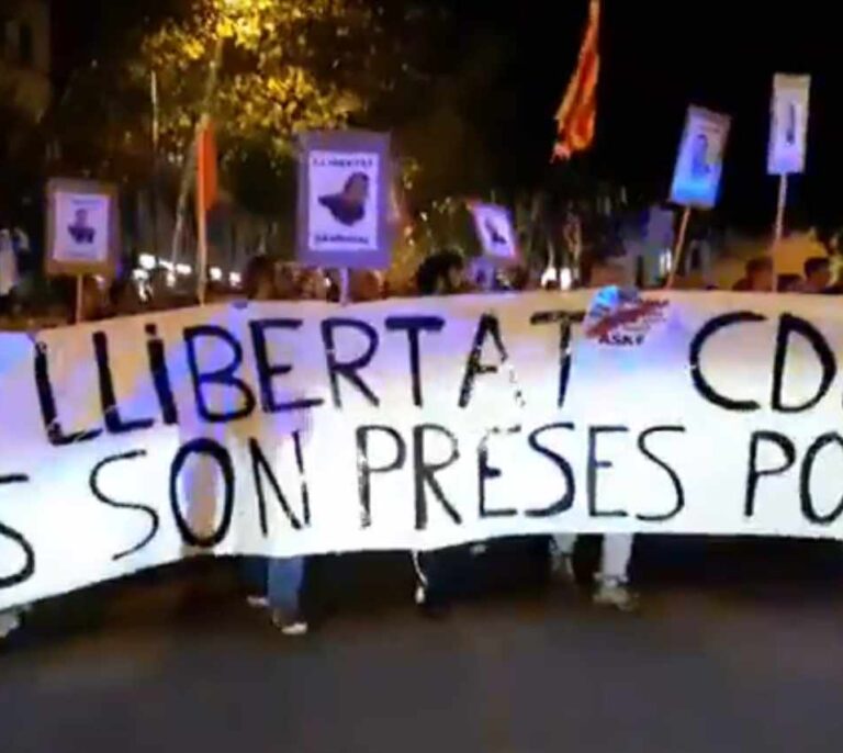 Los CDR cortan una avenida de Barcelona en protesta por sus siete miembros presos