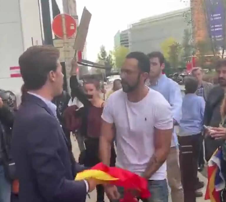 El rapero Valtonyc se enzarza con un miembro de Vox en Bruselas