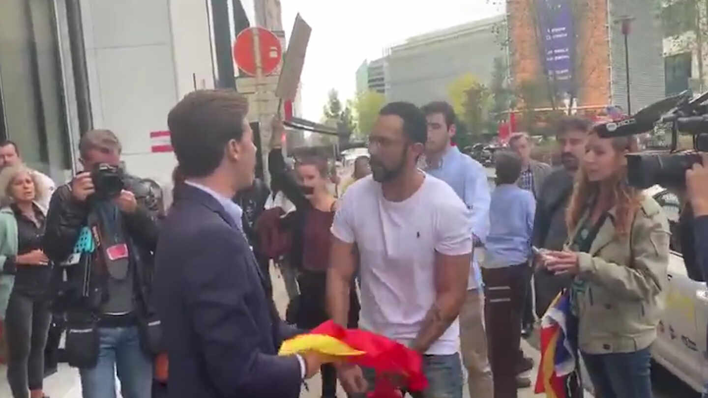 Valtonyc y el miembro de Vox en Bruselas