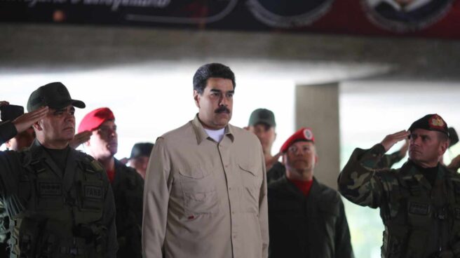 Nicolás Maduro junto a un grupo de militares. El líder venezolano, Nicolás Maduro, junto a un grupo de militares leales.