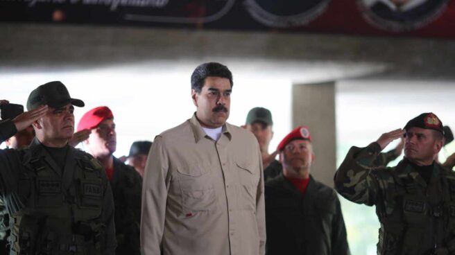 El líder venezolano, Nicolás Maduro, junto a un grupo de militares leales.