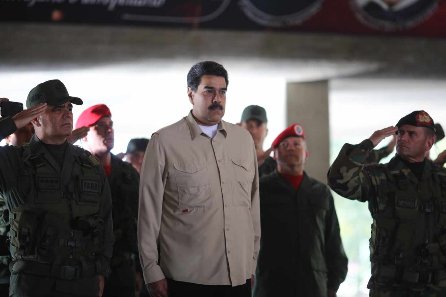 El líder venezolano, Nicolás Maduro, junto a un grupo de militares leales.