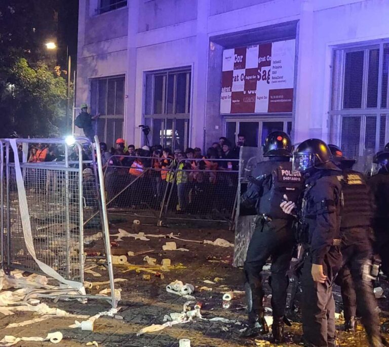 Lanzamiento de ácido y cócteles molotov contra los agentes en Barcelona