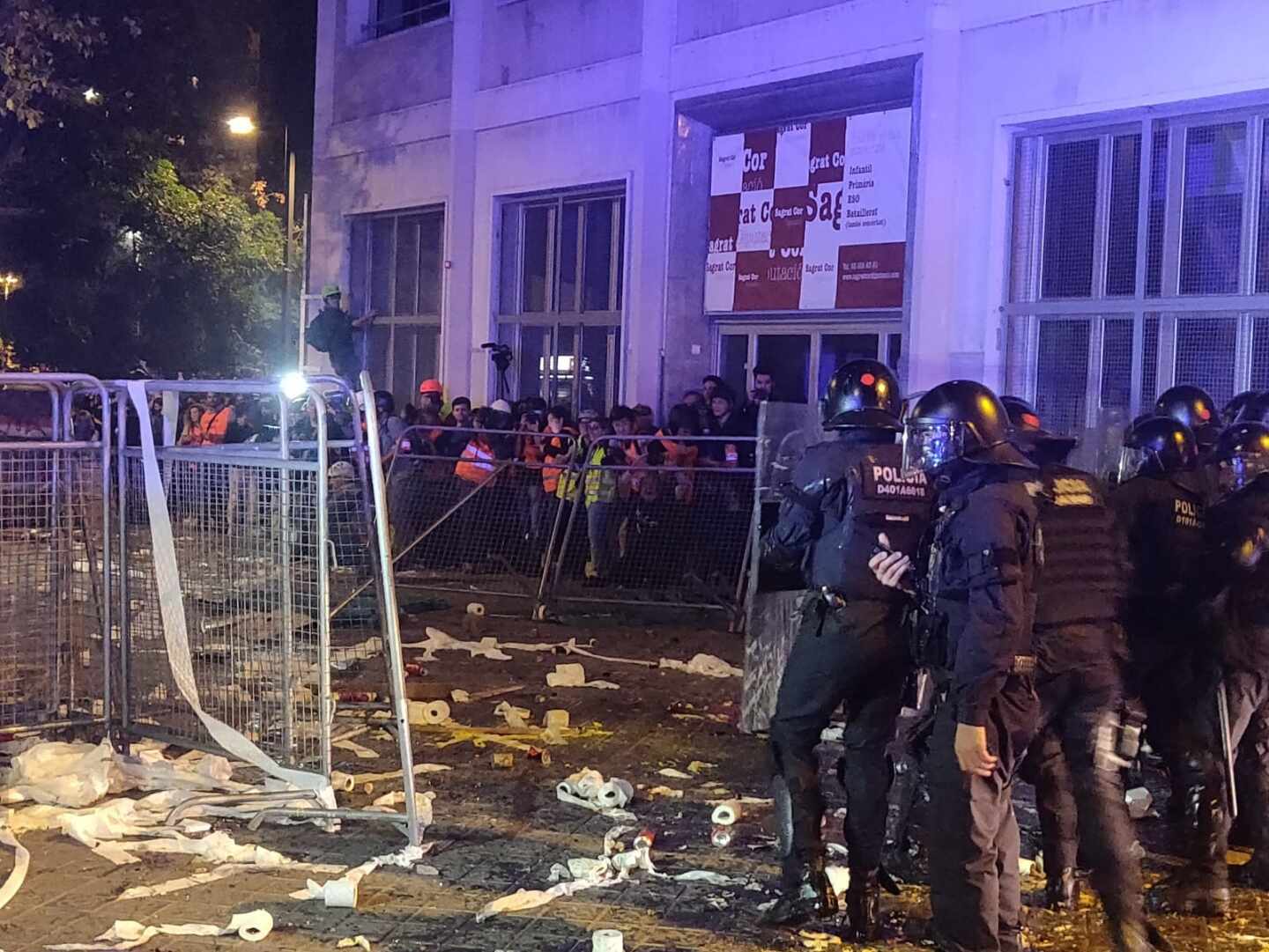 Lanzamiento de ácido y cócteles molotov contra los agentes en Barcelona