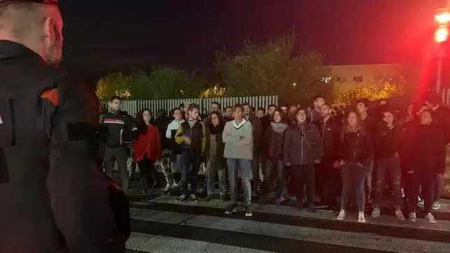 Unos radicales lanzan piedras contra los asistentes de un acto de Vox en Lleida