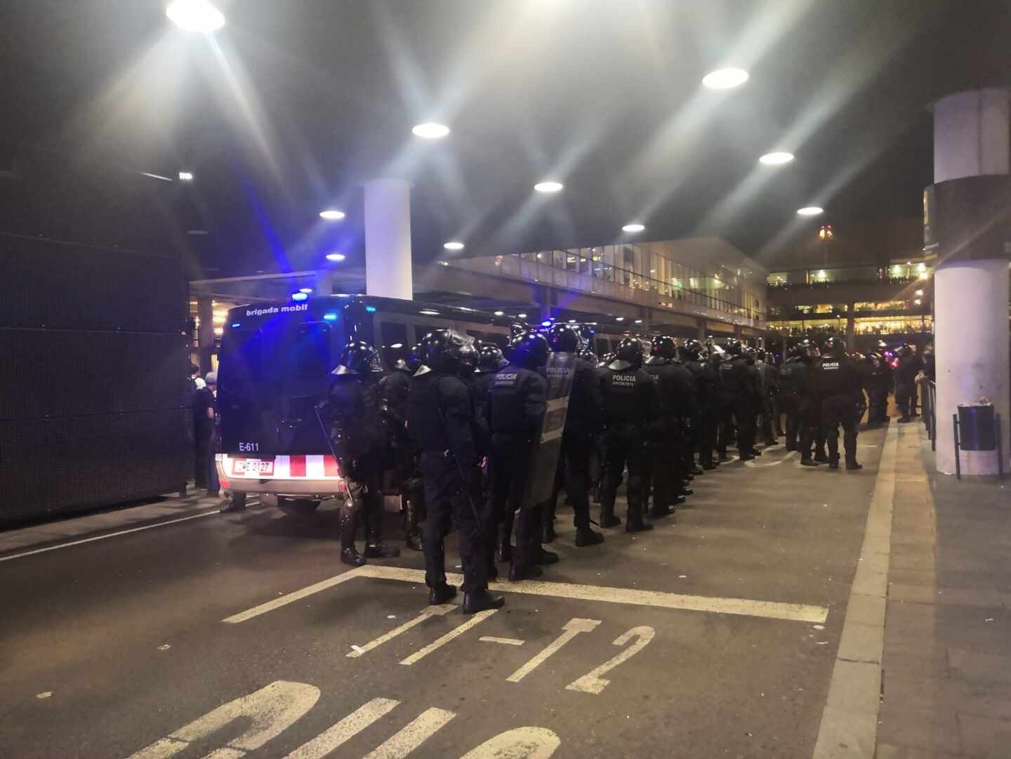 Mossos agrupados en el aeropuerto de El Prat (Barcelona) el pasado lunes.