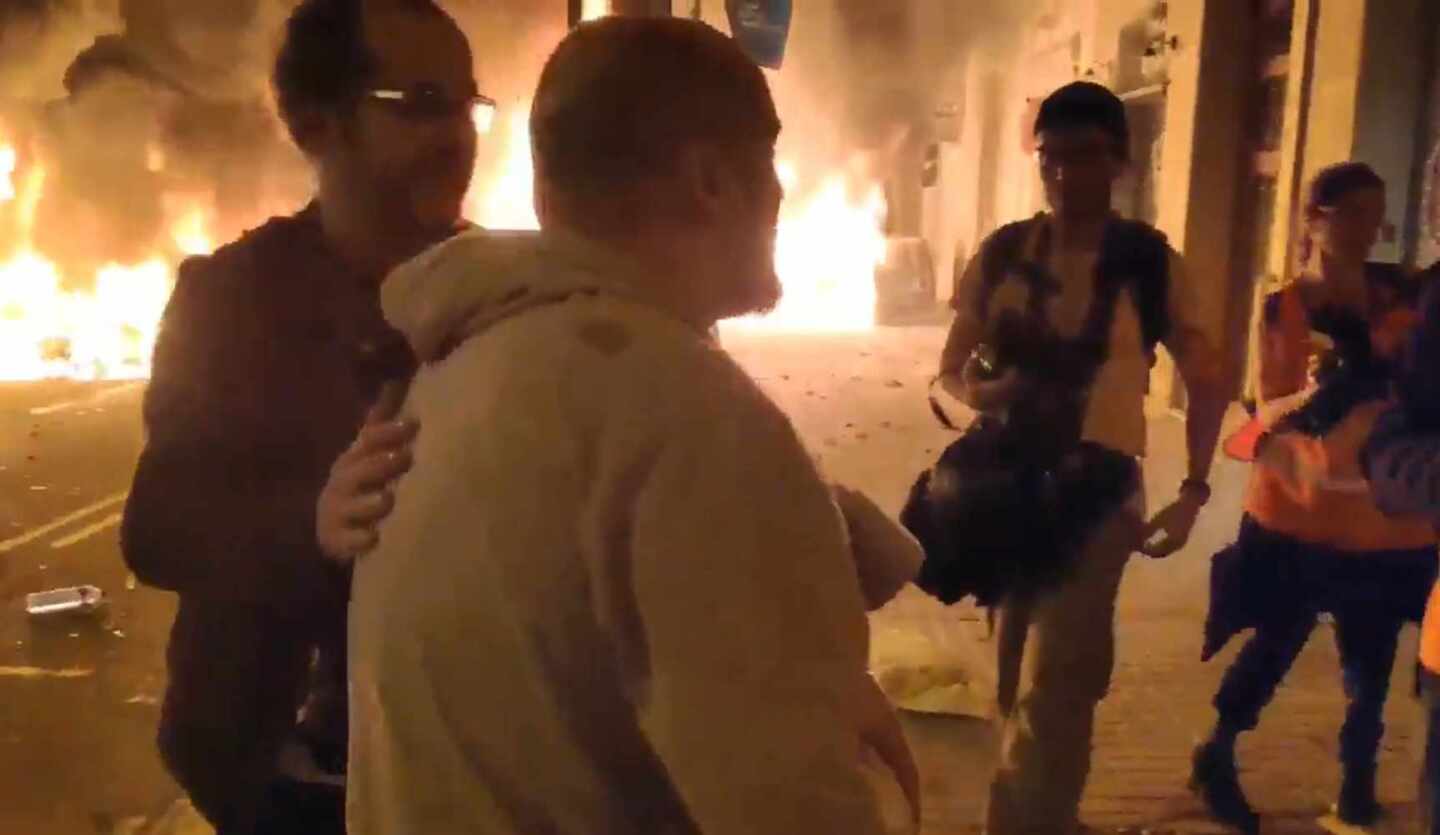 Un padre huye con su bebé en brazos temiendo que las llamas lleguen a su casa