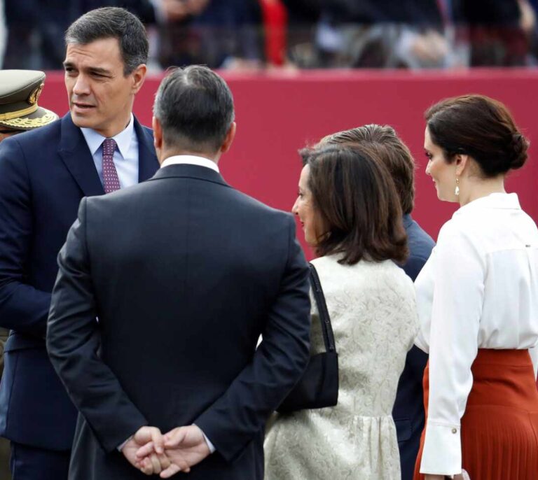 Pitidos y gritos  de"fuera, fuera" a Sánchez en el desfile de la Fiesta Nacional