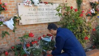 Sánchez homenajea a las Trece Rosas tras consumarse la exhumación de Franco