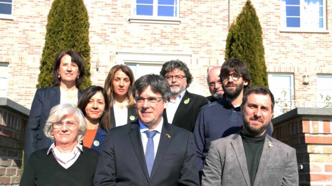 Los ex consejeros catalanes fugados Clara Ponsatí y Toni Comín junto a Carles Puigdemont.