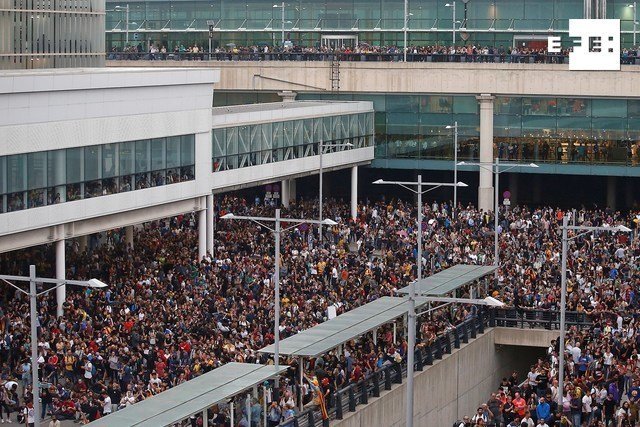 Un pasajero francés murió de un infarto tras caminar 4 kilómetros para llegar a El Prat el día de las protestas