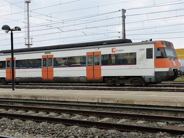 Retrasos en trenes de Rodalies de Girona por neumáticos quemados sobre las vías