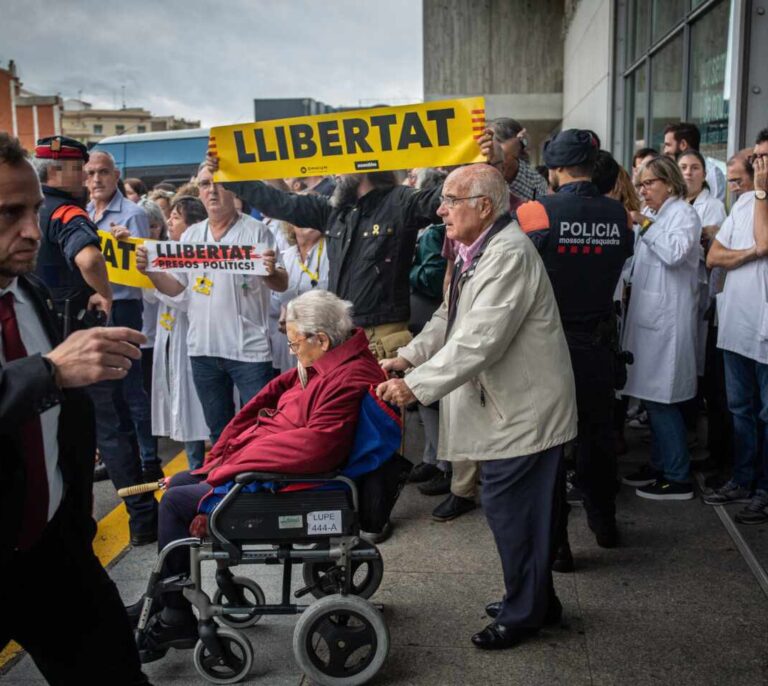 Sánchez, entre las barricadas de Barcelona y el Valle de los Caídos