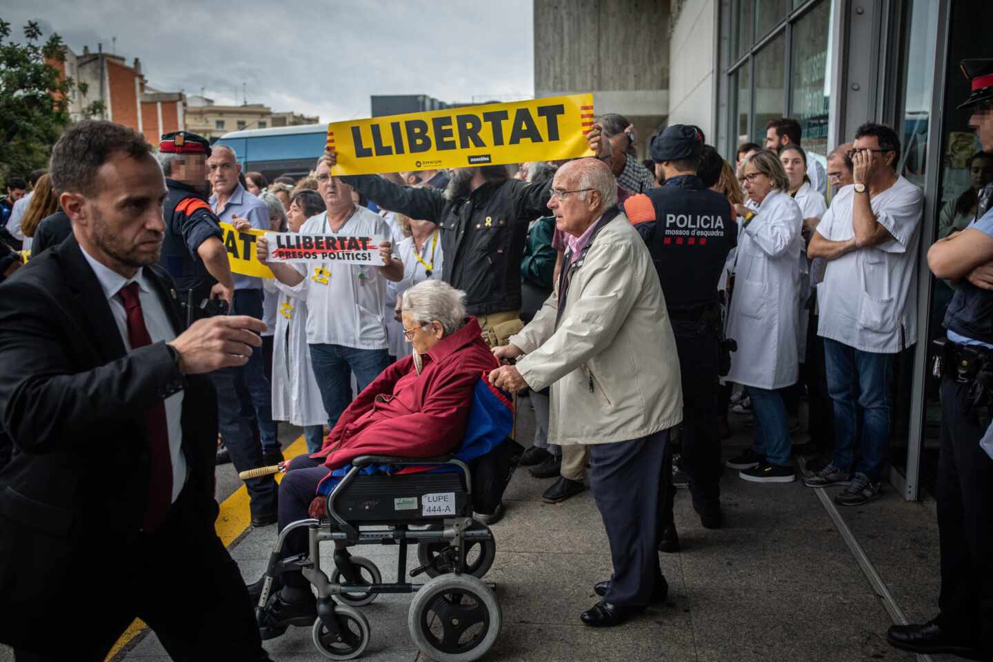 Sánchez, entre las barricadas de Barcelona y el Valle de los Caídos