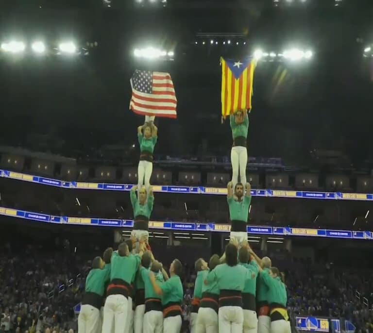 Unos castellers despliegan una 'estelada' en el descanso de un partido de la NBA