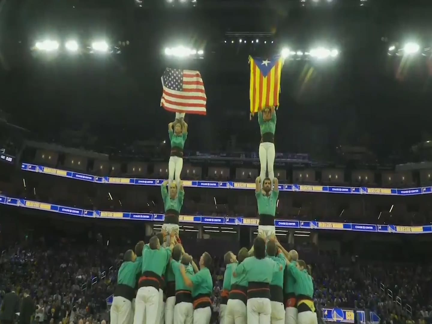 Momento en el que los Castellers muestran la estelada