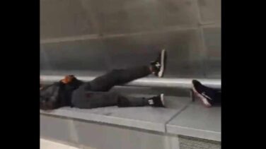Un muerto y tres heridos graves en una brutal pelea en el metro de Badalona