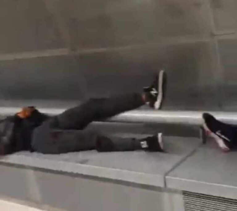 Un muerto y tres heridos graves en una brutal pelea en el metro de Badalona
