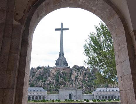 Cruz del Valle de los Caídos, en cuya basílica descansan los restos de Franco desde 1975.