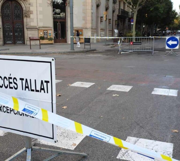 Paisaje tras la batalla: Barcelona amanece tranquila pero destrozada