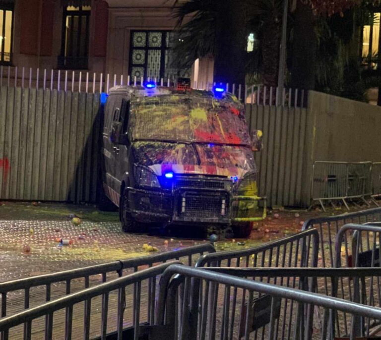 Los CDR tiran globos con pintura a un furgón de los Mossos en la Consejería de Interior
