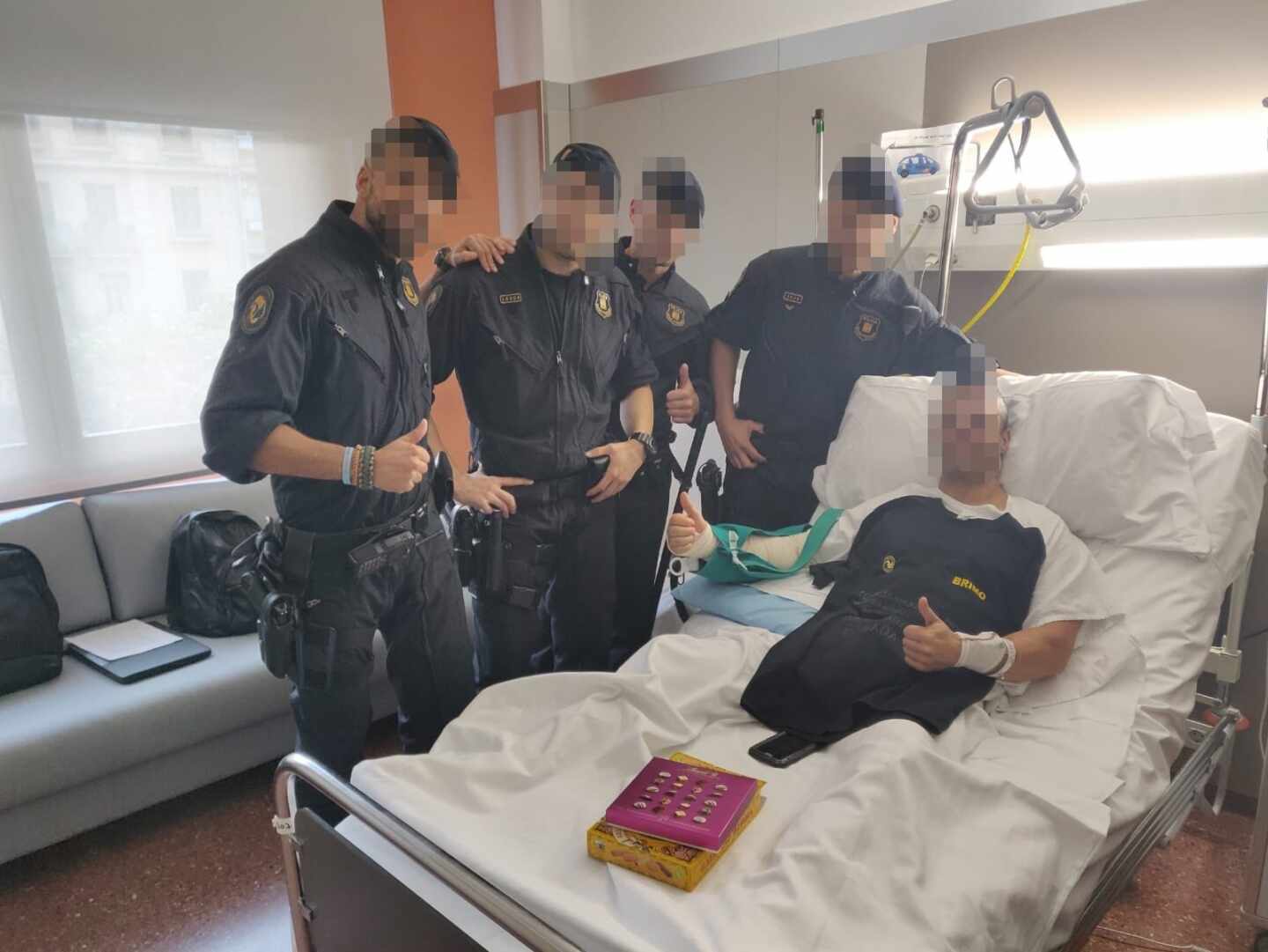 Agentes de los Mossos visitan a los policías heridos por los disturbios de Barcelona