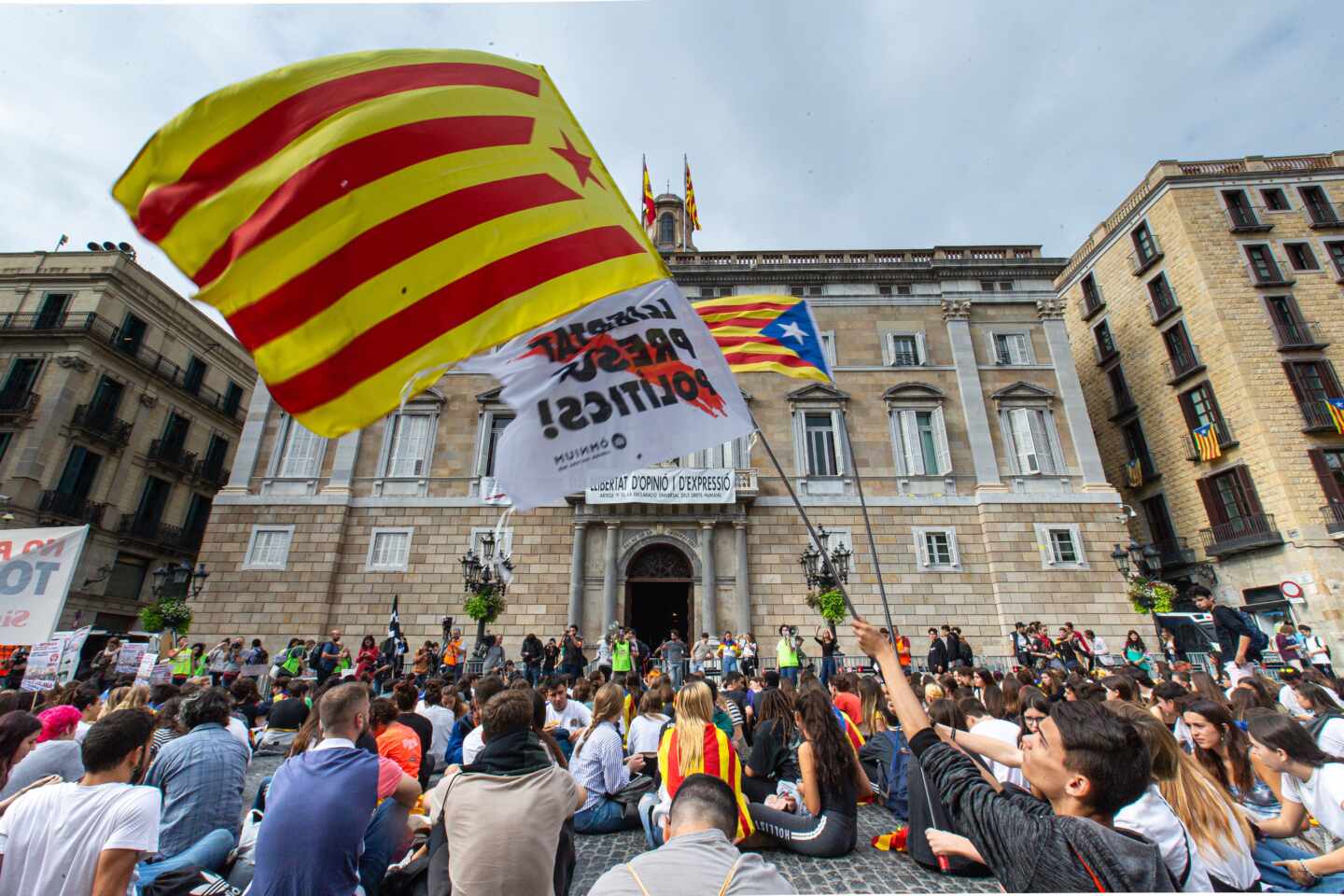 Protestas este miércoles de estudiantes en la Plaza de Sant Jaume, en Barcelona.