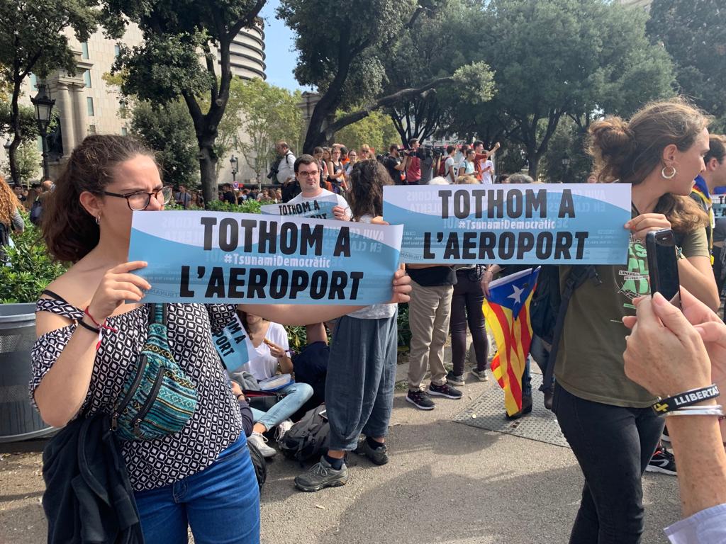 Tsunami Democrátic llama a colapsar el aeropuerto de Barcelona.